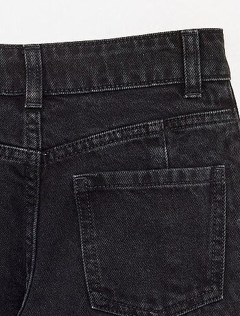 Pantalón vaquero con aplicaciones estampadas