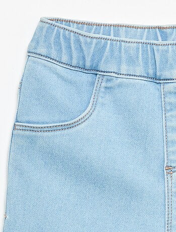 Pantalón vaquero con dobladillo en el bajo