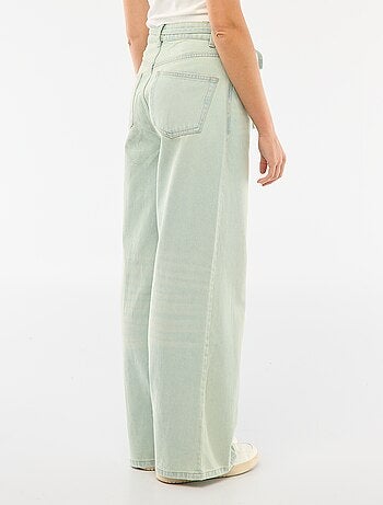 Pantalón vaquero con mini cinturón