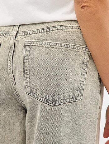 Pantalón vaquero con mini cinturón