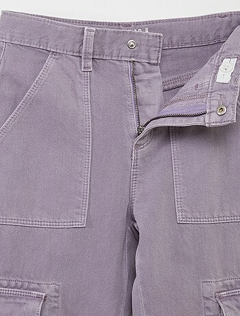 Pantalón vaquero con múltiples bolsillos