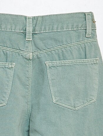Pantalón vaquero con múltiples bolsillos