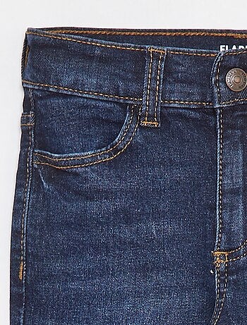 Pantalón vaquero corte flare - Corte + ajustado