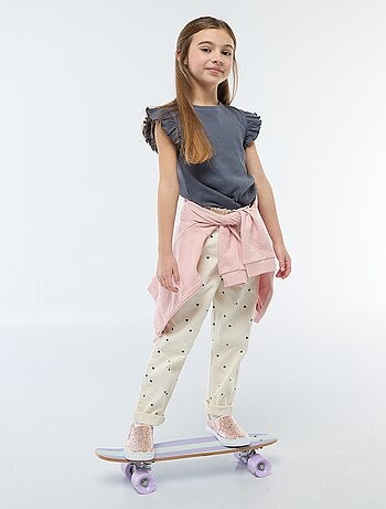 Pantalón vaquero corte mom con estampado