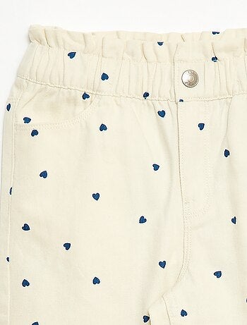 Pantalón vaquero corte mom con estampado