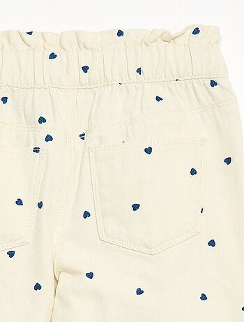 Pantalón vaquero corte mom con estampado