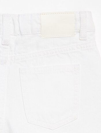 Pantalón vaquero corto con bordados