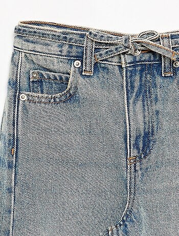 Pantalón vaquero de corte barrel con cinturón