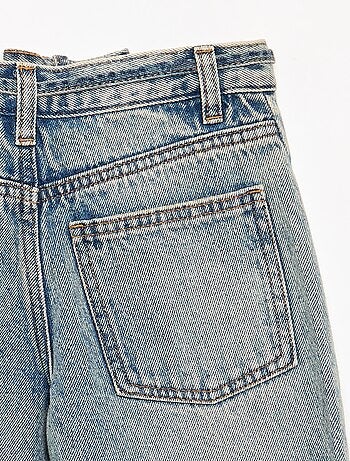 Pantalón vaquero de corte barrel con cinturón