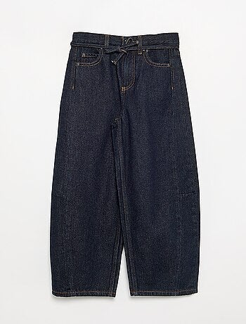 Pantalón vaquero de corte barrel con cinturón