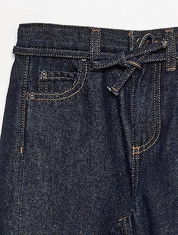 Pantalón vaquero de corte barrel con cinturón