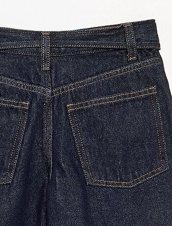 Pantalón vaquero de corte barrel con cinturón