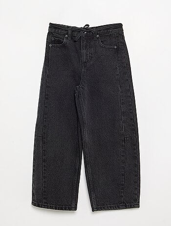 Pantalón vaquero de corte barrel con cinturón