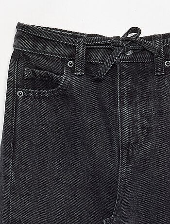 Pantalón vaquero de corte barrel con cinturón