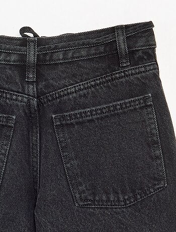 Pantalón vaquero de corte barrel con cinturón