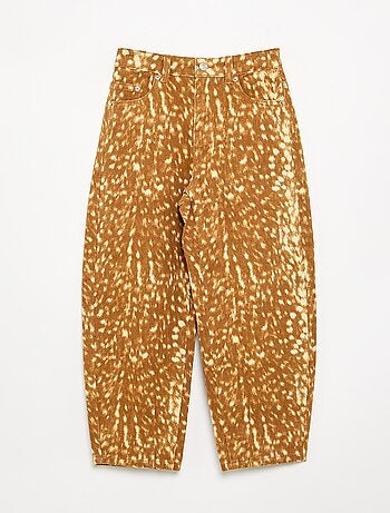 Pantalón vaquero de corte barrel con estampado de cervatillo