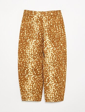 Pantalón vaquero de corte barrel con estampado de cervatillo