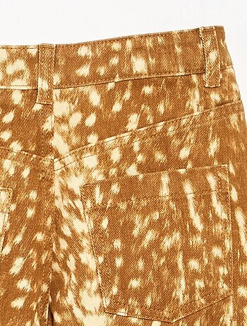Pantalón vaquero de corte barrel con estampado de cervatillo