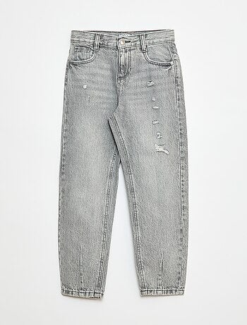 Pantalón vaquero mom con zonas desgastadas