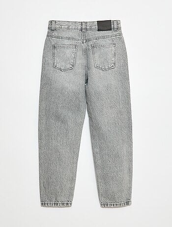 Pantalón vaquero mom con zonas desgastadas