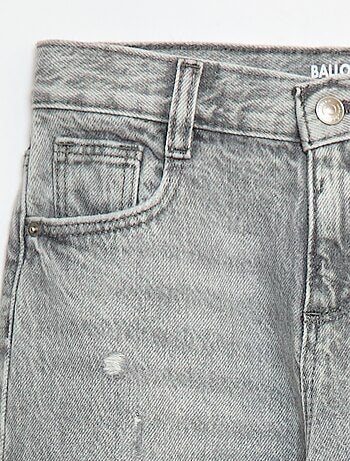 Pantalón vaquero mom con zonas desgastadas