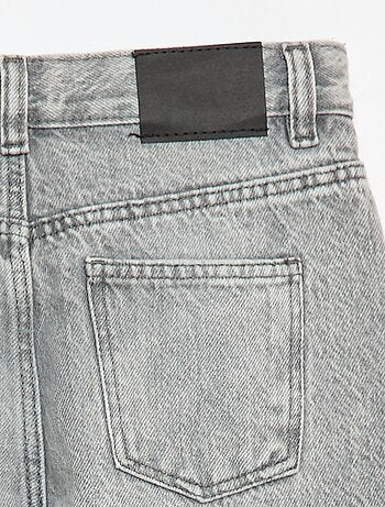Pantalón vaquero mom con zonas desgastadas