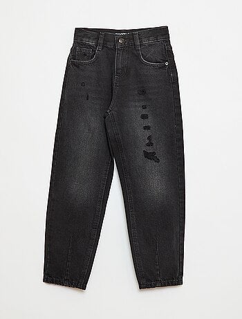 Pantalón vaquero mom con zonas desgastadas