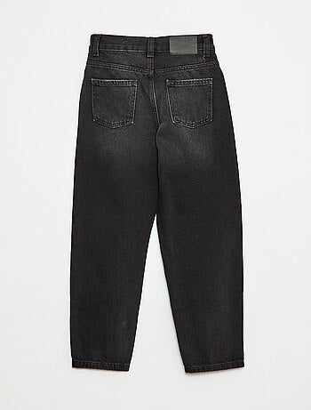 Pantalón vaquero mom con zonas desgastadas