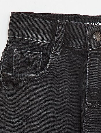 Pantalón vaquero mom con zonas desgastadas