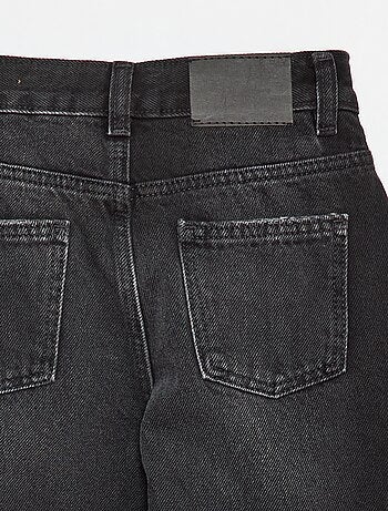 Pantalón vaquero mom con zonas desgastadas
