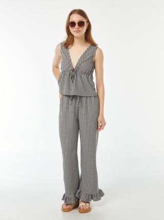 Pantalón vichy con volante en el bajo