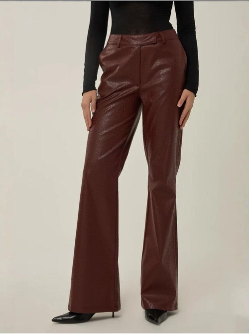 Pantalones acampanados de polipiel de tiro alto hiccup - Kiabi Pantalones acampanados de polipiel de tiro alto hiccup - Kiabi
