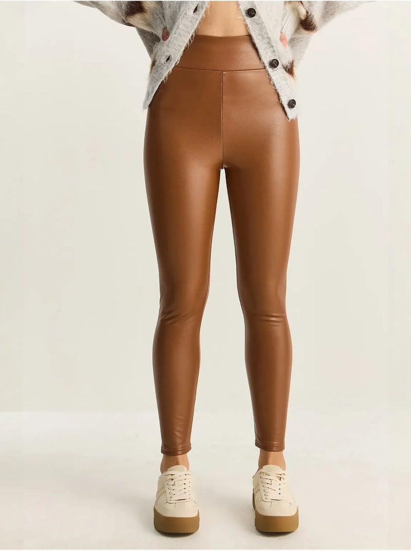 Pantalones ajustados de piel sintética con cintura elástica lucci Camel - Kiabi