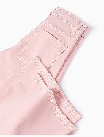 Pantalones anchos de sarga con bajos deshilachados
