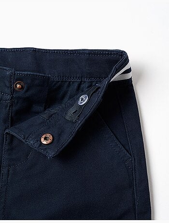 Pantalones chinos ajustados de sarga con cinta a rayas