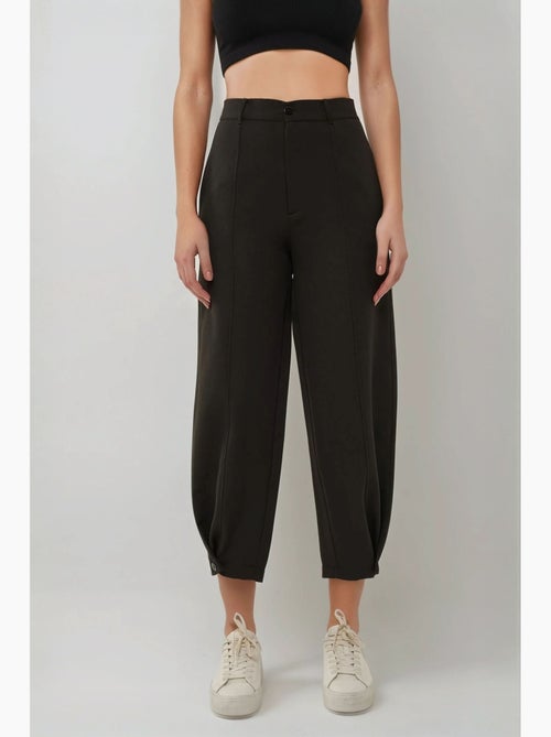 Pantalones cónicos de cintura alta con detalle de botón en la cintura hiccup - Kiabi Pantalones cónicos de cintura alta con detalle de botón en la cintura hiccup - Kiabi