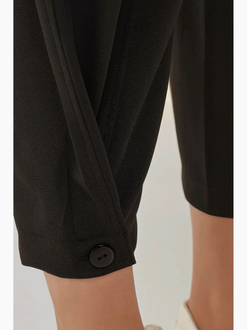 Pantalones cónicos de cintura alta con detalle de botón en la cintura hiccup - Kiabi Pantalones cónicos de cintura alta con detalle de botón en la cintura hiccup - Kiabi