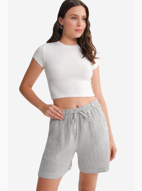 Pantalones cortos de pierna ancha y seersucker a rayas de cintura alta mixray - Kiabi Pantalones cortos de pierna ancha y seersucker a rayas de cintura alta mixray - Kiabi