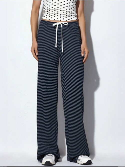 Pantalones de chándal de rayas de pernera recta busem - Kiabi Pantalones de chándal de rayas de pernera recta busem - Kiabi