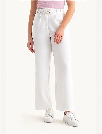 Pantalones de cintura alta con corte zanahoria y cinturón