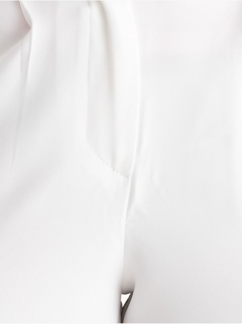 Pantalones de cintura alta con corte zanahoria y cinturón Blanco - Kiabi