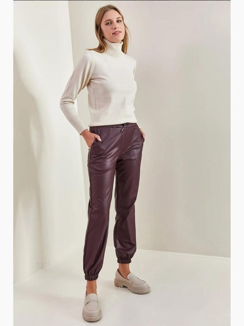 Pantalones de cuero con cintura y puños elásticos lucci - Kiabi Pantalones de cuero con cintura y puños elásticos lucci - Kiabi