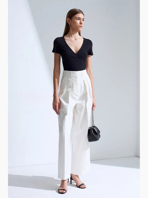 Pantalones de mujer de tiro alto con pinzas y pernera ancha dilvin - Kiabi Pantalones de mujer de tiro alto con pinzas y pernera ancha dilvin - Kiabi