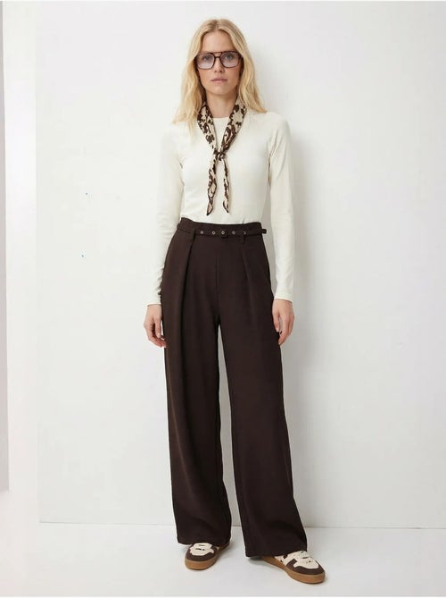 Pantalones de pernera ancha con pinzas y cinturón istanbul - Kiabi Pantalones de pernera ancha con pinzas y cinturón istanbul - Kiabi