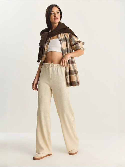 Pantalones de seersucker de cintura alta y pierna ancha lucci - Kiabi Pantalones de seersucker de cintura alta y pierna ancha lucci - Kiabi