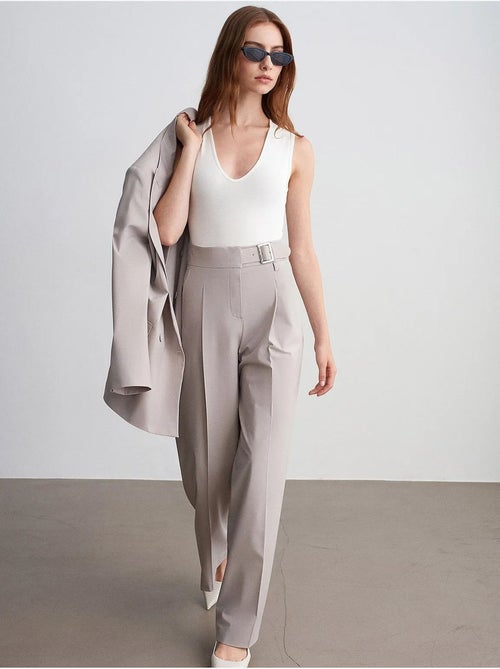 Pantalones de tejido de pernera ancha con cinturón dilvin - Kiabi Pantalones de tejido de pernera ancha con cinturón dilvin - Kiabi