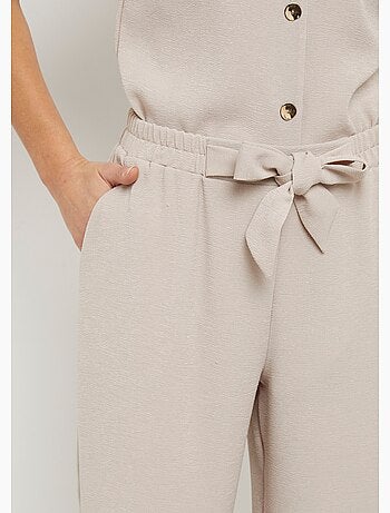Pantalones de textura suave, atados a la cintura. - Afibel