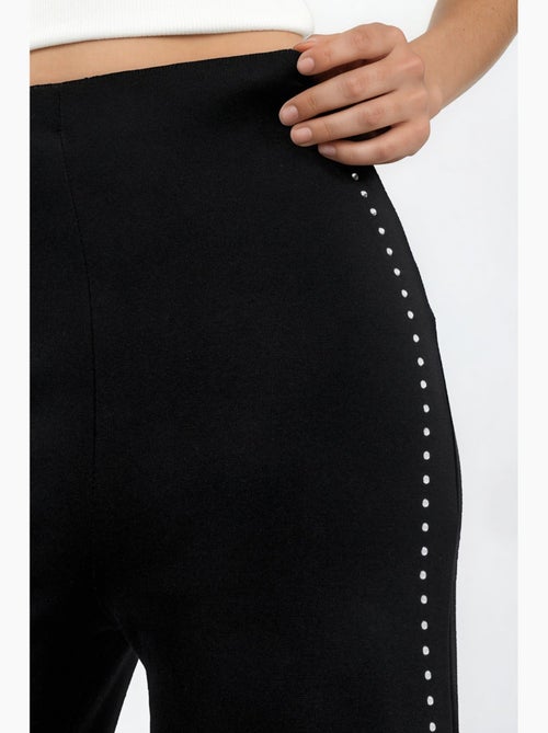Pantalones de tiro alto de pernera recta con accesorio de piedra hiccup - Kiabi Pantalones de tiro alto de pernera recta con accesorio de piedra hiccup - Kiabi
