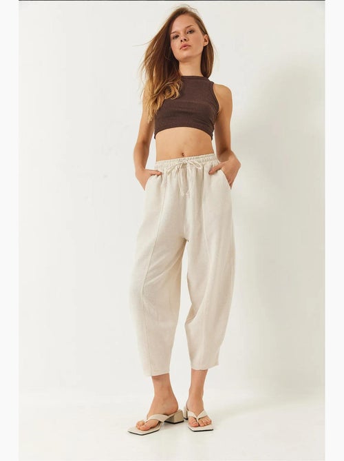 Pantalones de tiro caído con cintura elástica y detalle de bolsillo lucci - Kiabi Pantalones de tiro caído con cintura elástica y detalle de bolsillo lucci - Kiabi