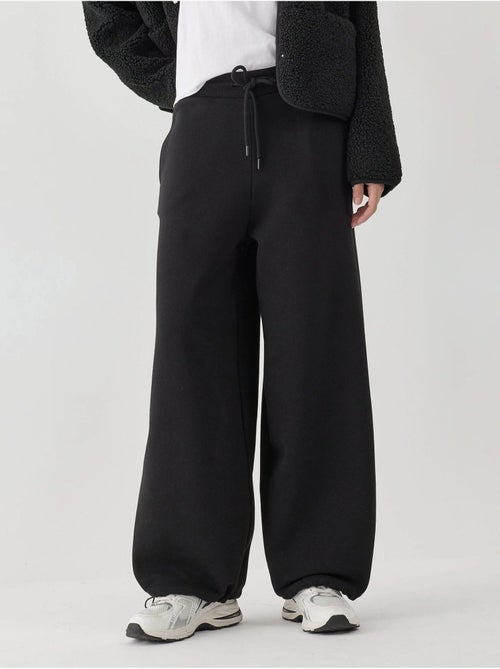 Pantalones deportivos básicos con realce y corte barril hiccup - Kiabi Pantalones deportivos básicos con realce y corte barril hiccup - Kiabi